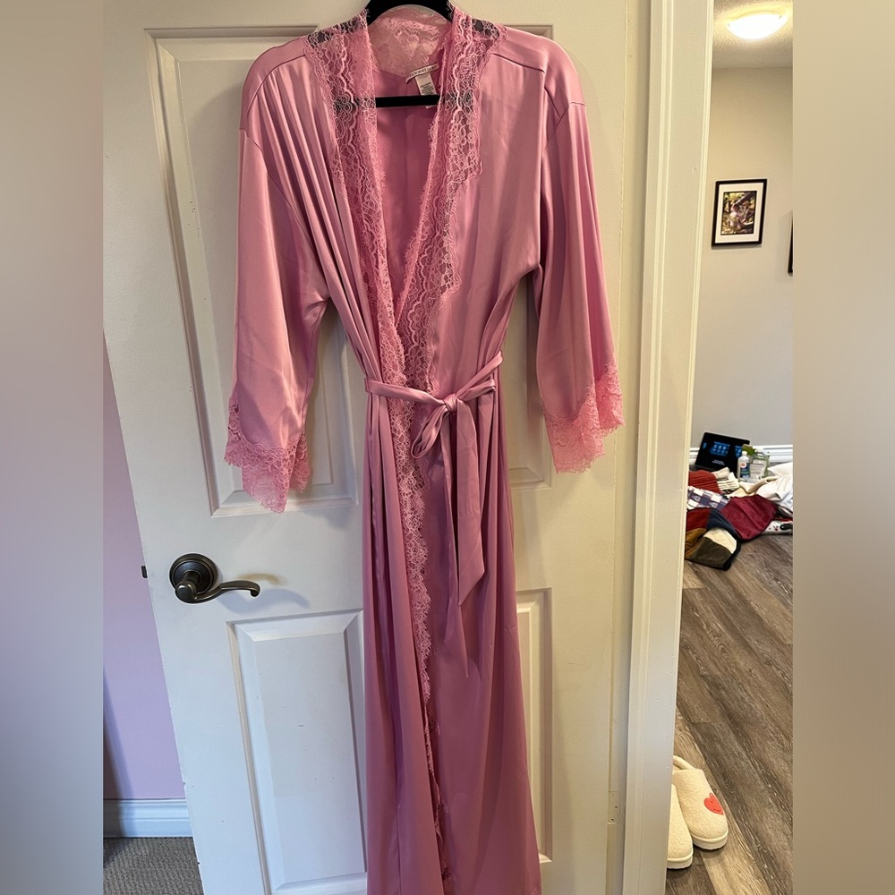 Elegant Pink Lace Trim Robe
